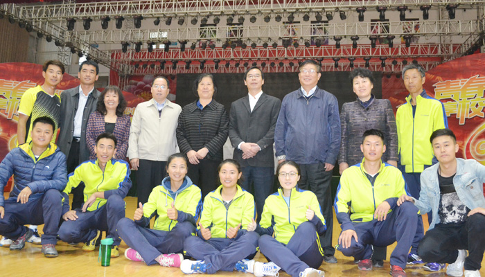 我们代表队在省科教文卫体工会羽毛球赛上展现风采 我们代表队在省科教文卫体工会羽毛球赛上展现风采