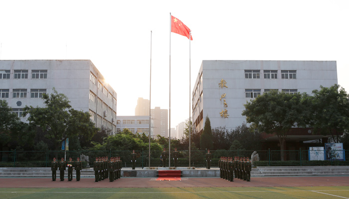 我们举行新学年升国旗仪式 我们举行新学年升国旗仪式