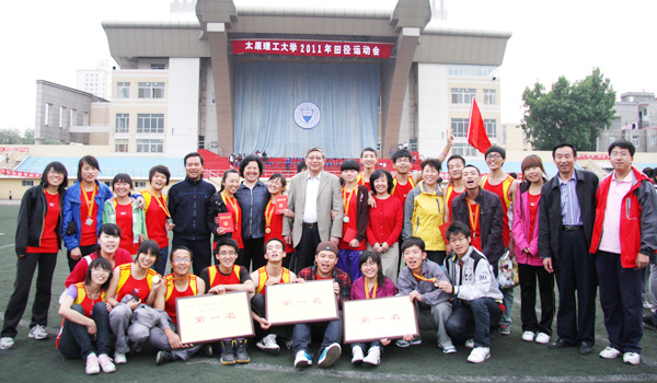 我们在校2011年田径运动会上取得竞赛成绩和精神文明双丰收 我们在校2011年田径运动会上取得竞赛成绩和精神文明双丰收