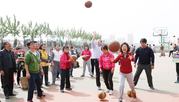 我们在明向校区成功举办2014年教职工健身体育活动 我们在明向校区成功举办2014年教职工健身体育活动