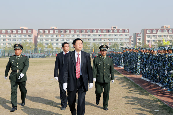 我们隆重举行2012级新生军训汇报表演暨总结表彰大会 我们隆重举行2012级新生军训汇报表演暨总结表彰大会