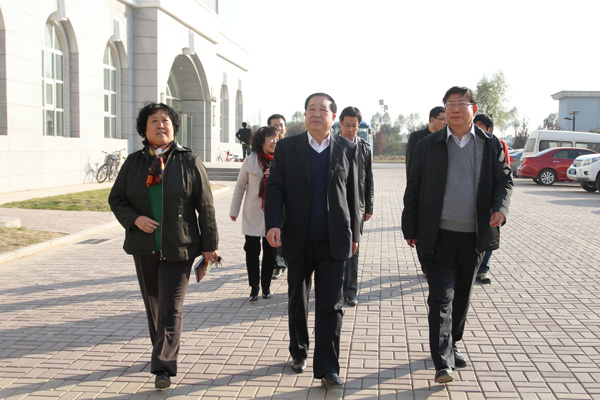 省教育厅李东福厅长一行到我们晋中校区检查指导工作 省教育厅李东福厅长一行到我们晋中校区检查指导工作