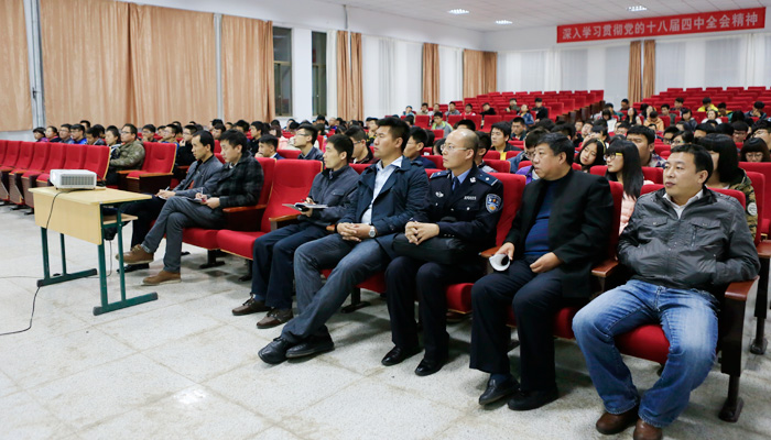 我们举行校园治安消防安全知识讲座 我们举行校园治安消防安全知识讲座