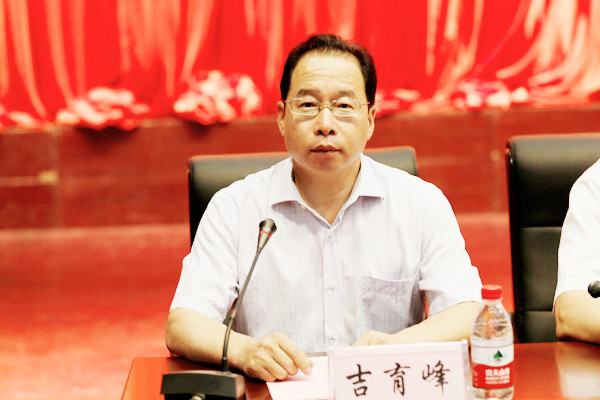 我们举行2013届毕业生毕业典礼暨学位授予大会