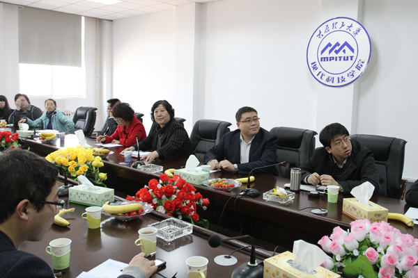 我们召开校友座谈会 我们召开校友座谈会