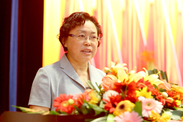 我们举行2012届毕业生毕业典礼 我们举行2012届毕业生毕业典礼