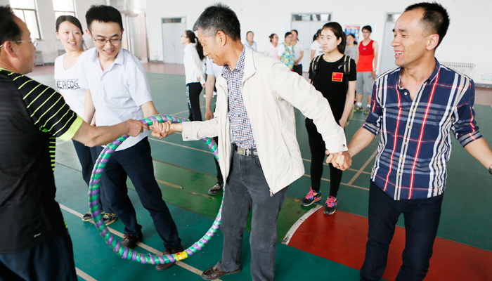 我们举行第四届教职工趣味运动会 我们举行第四届教职工趣味运动会