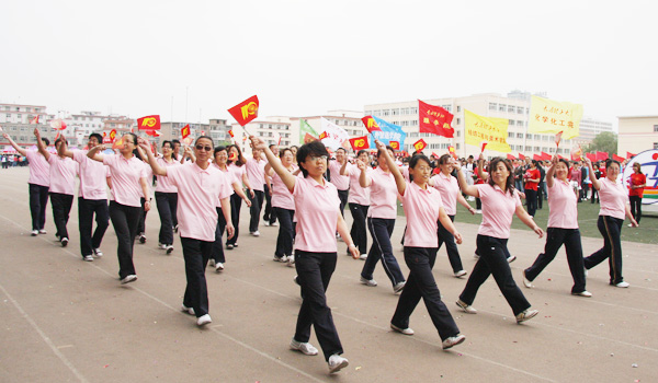 我们在校2011年田径运动会上取得竞赛成绩和精神文明双丰收 我们在校2011年田径运动会上取得竞赛成绩和精神文明双丰收