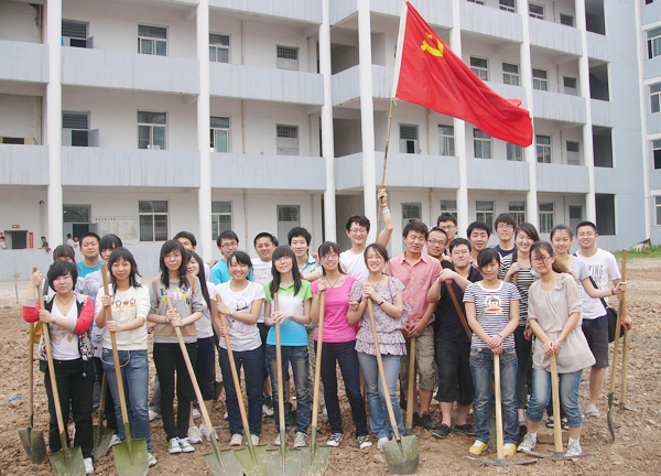 “美化校园环境,服务广大同学”-英环党支部开展美化校园义务劳动 “美化校园环境,服务广大同学”-英环党支部开展美化校园义务劳动