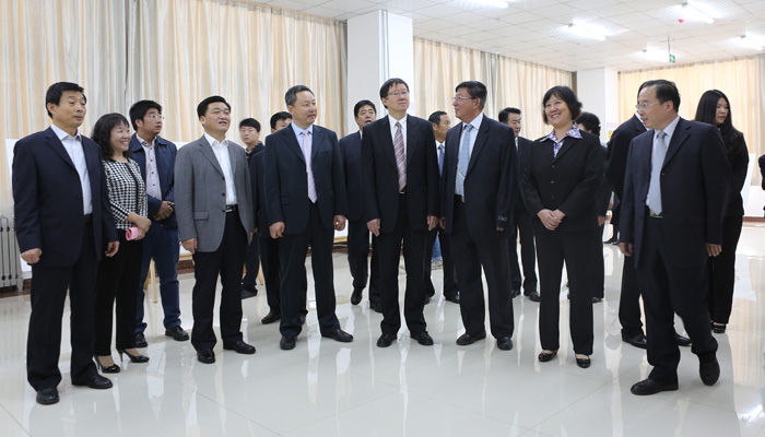 我们举行孔子像落成典礼仪式 我们举行孔子像落成典礼仪式