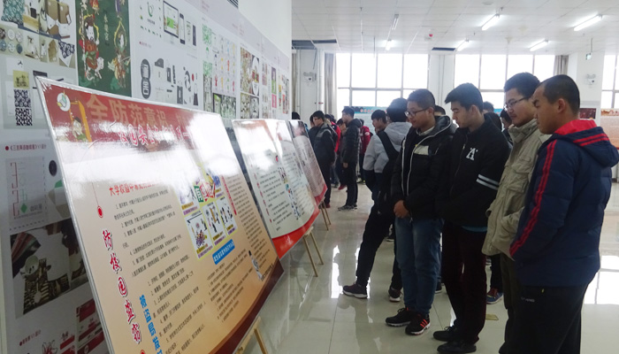 院保卫部、学工部联合举办“安全防范进校园”板报展 院保卫部、学工部联合举办“安全防范进校园”板报展